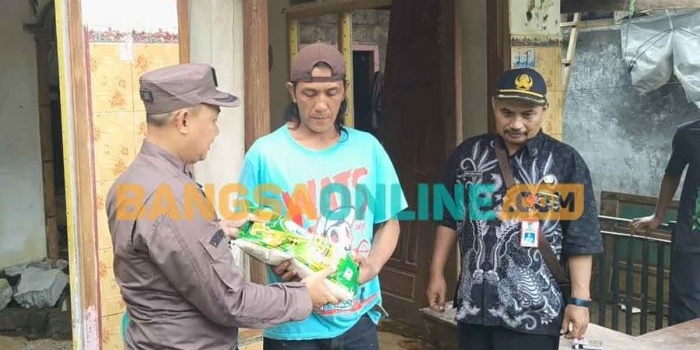 tertimbun-longsor-warga-desa-petungroto-dapat-bantuan-dari-kejari-kabupaten-kediri