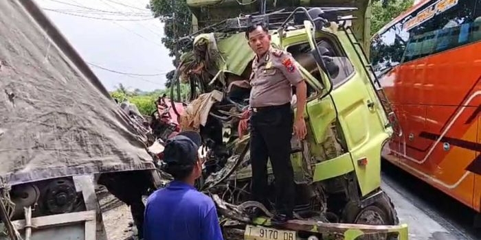 Kapolsek Bungah, AKP Suhari, saat memeriksa kondisi dua kendaraan yang terlibat kecelakaan di wilayah hukumnya. Foto: Ist