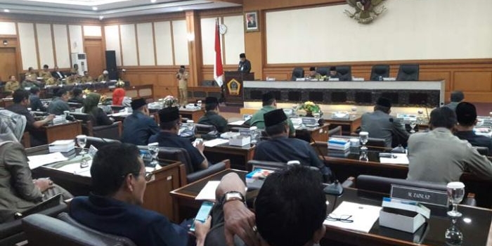 Bupati Gresik Sambari Halim Radianto saat menyampaikan nota Rancangan Perubahan Anggaran Pendapatan dan Belanja Daerah (R-PAPBD) 2019 dalam rapat paripurna di DPRD Gresik, Senin (29/7).