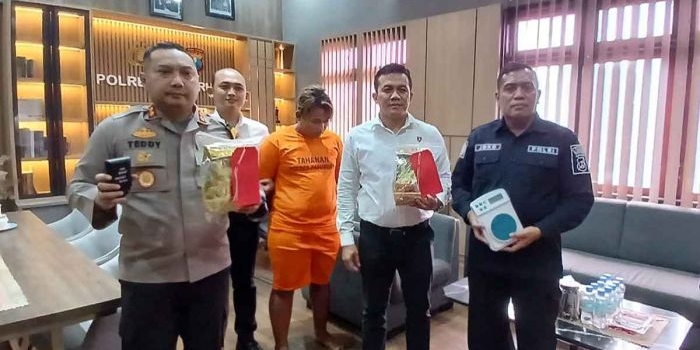 Kapolres Pasuruan, AKBP Teddy Chandra, bersama Kasatresnarkoba Polres Pasuruan, Iptu Agus Yulianto, saat merilis satu tersangka dengan kepemilikan 2 kg sabu.