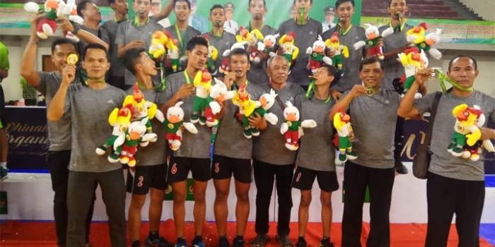 Tim bola voli putra Pacitan usai menerima medali dan pengalungan bunga di podium.