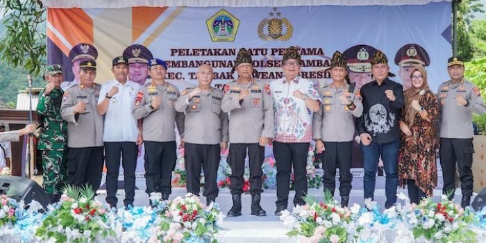 disaksikan-kapolda-kapolres-gresik-lakukan-peletakan-batu-pertama-polsek-tambak-pulau-bawean