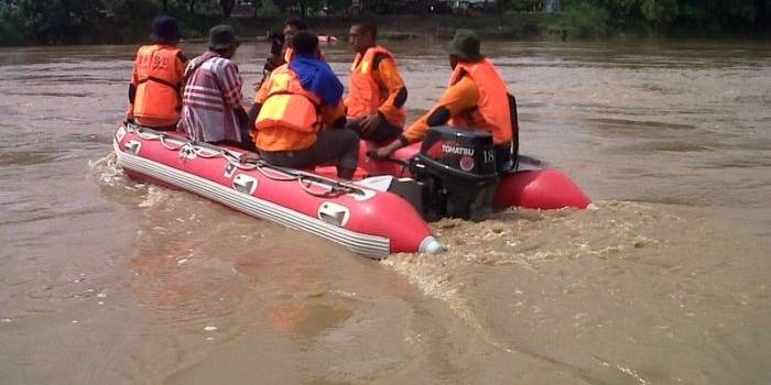 Tim SAR melakukan penyisiran sungai bengawan solo sebelum menemukan jasad korban.