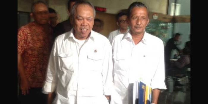 Menteri PUPR Basuki Hadimuljono saat meninggalkan Gedung KPK, Kamis (21/4). Basuki diperiksa hampir 6 jam sebagai saksi Damayanti.