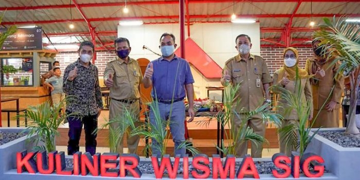 GM of CSR SIG, Edy Saraya (tengah berbaju biru) bersama Kadinkop Gresik Agus Boediono saat meresmikan Kuliner Wisma SIG. foto: ist.