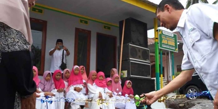 Ketua UPZ Baznas Petrokimia Gresik, Yusuf Wibisono, saat meresmikan Musala An Nur di Dusun Sidorejo, Desa Sumbermujur, Kecamatan Candipuro, Lumajang. Foto: Ist