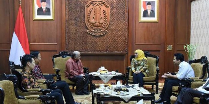 Gubernur Jatim Khofifah Indar Parawansa saat menerima para pimpinan PT Gudang Garam. foto: istimewa/ BANGSAONLINE.com