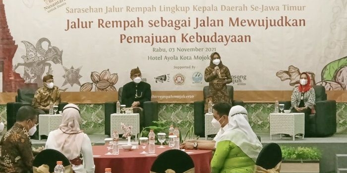 Wali Kota Ning Ita saat membuka Sarasehan Jalur Rempah Lingkup Kelala Daerah se-Jawa Timur, di Ballroom Hotel Ayola, Rabu (3/11/2021).