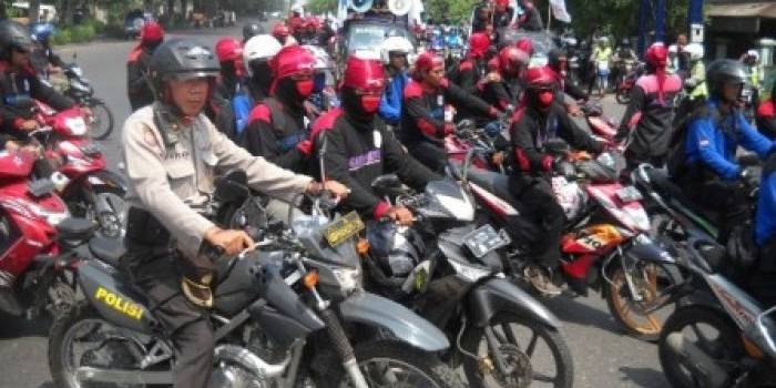 KETAT-Rombongan buruh Sidoarjo bergabung dengan buruh Pasuruan dan Mojokerto berangkat menuju Gedung Grahadi Surabaya dari depan Perum Puri Surya Jaya Gedangan, Kamis (1/5/2014). foto : musta’in/BangsaOnline

