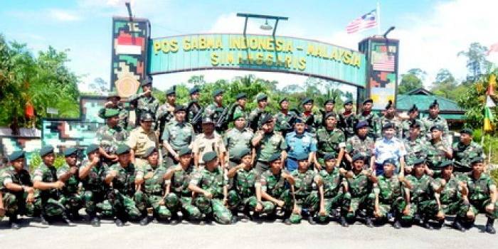 Panglima TNI Jenderal TNI Dr Moeldoko bersama para prajurit. foto:puspen Mabes TNI