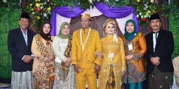 MASSAL. Bupati-Wabup Sambari-Qosim ketika foto bersama peserta nikah massal. foto : syuhud/bangsaonline