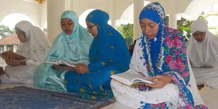 Siswi SMA NU Sumenep sedang khusuk mengaji Al-quran. foto: rahmatullah/ BANGSAONLINE