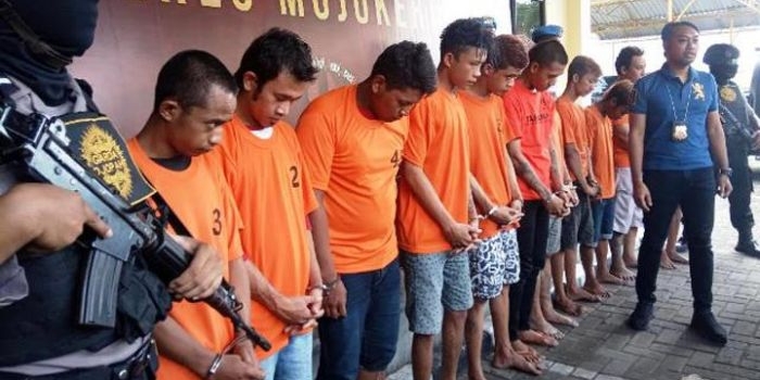 Para pengedar sabu yang dipamerkan dalam ungkap kasus di Mapolres Mojokerto.