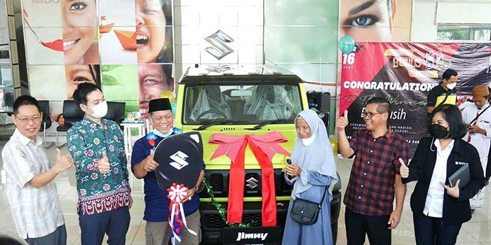 Jusih dari Bekasi, pemenang program berhadiah yang mendapat Suzuki Jimny saat menerima kunci secara simbolis.