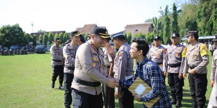 Pemberian penghargaan oleh Kapolres Madiun kepada anggota dan warga yang berprestasi.