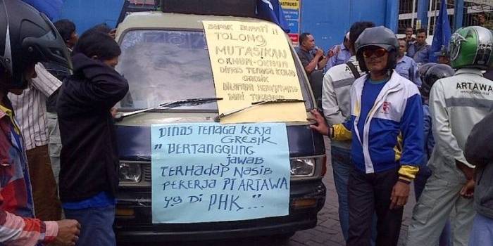 Buruh PT Artawa Indonesia ketika demo di depan pabrik. Foto: Syuhud/BangsaOnline