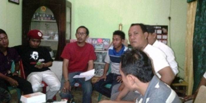 Relawan Jokowi - JK saat melakukan koordinasi, dipimpin oleh mantan anggota KPUD Sampang Hasan Jailani (ke-3 dari kiri).foto:istimewa