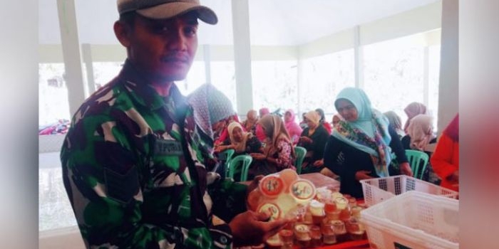 Serma Yolla Babinsa Kedungsalam Koramil 11/Donomulyo Kodim 0818/Kab. Malang-Batu saat pendampingan pembuatan keripik.