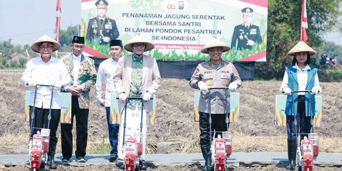 polri-tanam-jagung-di-lahan-ponpes-tebuireng-jombang