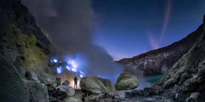 Blue Fire di gunung Ijen. (foto: wisatabackpackers)