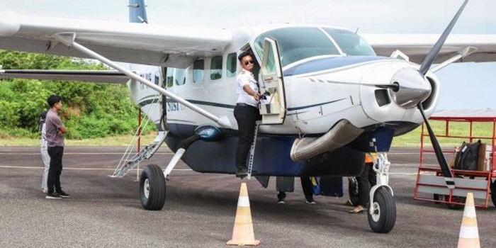 Penumpang bersiap menaiki pesawat Cessna Grand Caravan di Bandara Harun Thohir, Pulau Bawean, Gresik, Jawa Timur, Selasa (26/3/2024). Foto: Antara