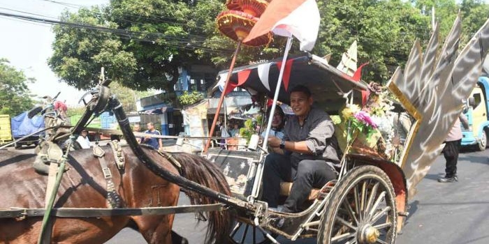 Wali Kota Kediri, Abdullah Abu Bakar, tampak mengikuti parade budaya dengan menaiki delman. Foto: Ist