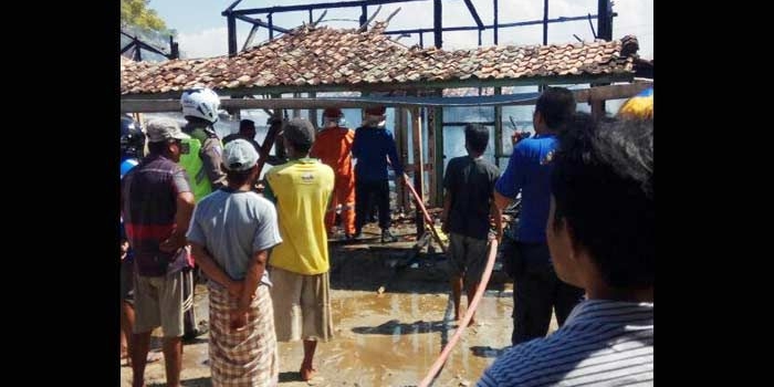 Puing rumah penjual es pasca dilalap api.