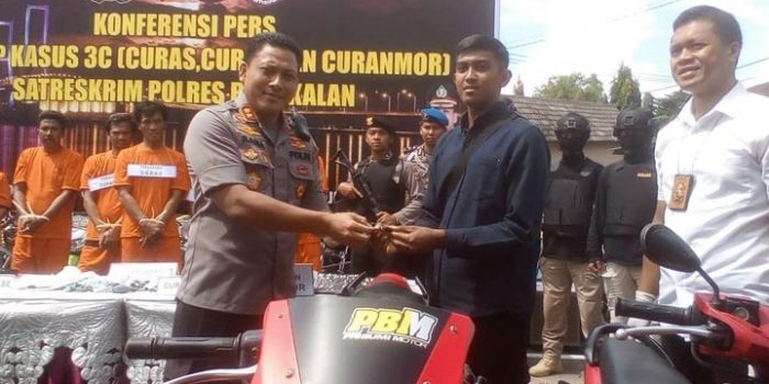 Kapolres Bangkalan AKBP Rama Samtama Putra menyerahkan salah satu motor kepada pemiliknya.