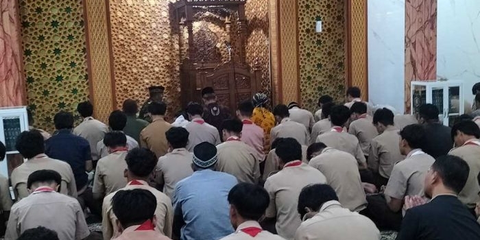 Ratusan siswa SMAN 2 Batu mengikuti doa bersama untuk keselamatan Kota Batu di masjid sekolah, Jumat (24/1/25). Foto: AGUS SALIMULLAH/ BANGSAONLINE.com