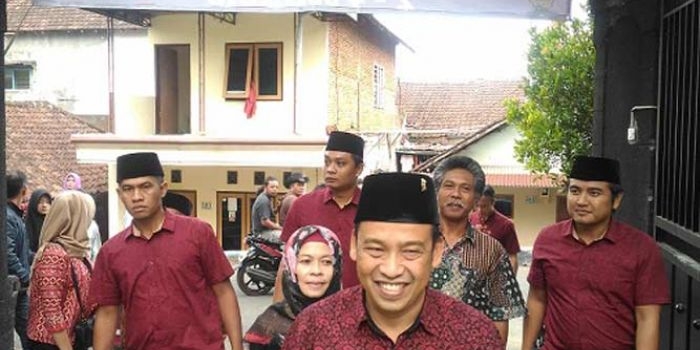 Wanedi, cawawali nomor urut 1 didampingi istri saat mendatangi TPS 17 di SDN Karangbesuki 3 untuk melakukan pencoblosan. foto: Iwan Irawan/ bangasaonline.com