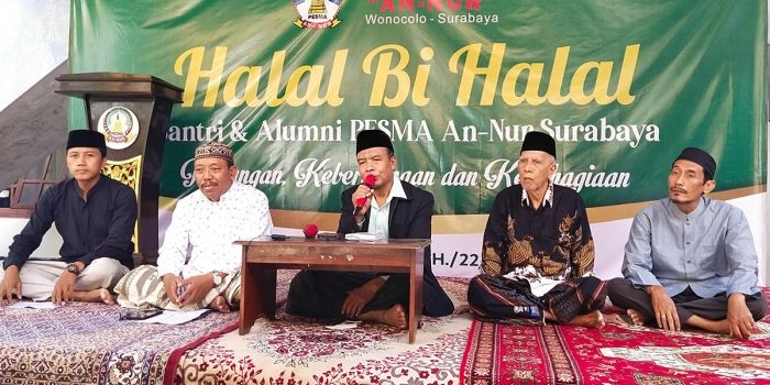 Kiai Said (pegang mik) saat memimpin acara halal bihalal bersama jajaran pengurus dan pengajar Pesma An-Nur Wonocolo.
