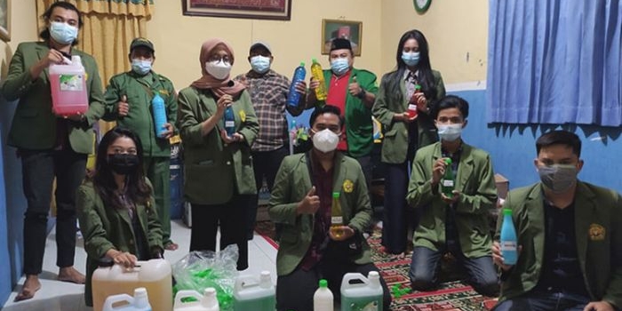 Mahasiswa Universitas Pembangunan Nasional (UPN) "Veteran" Jawa Timur yang sedang menempuh program Kuliah Kerja Nyata (KKN) menggandeng pengusaha industri rumahan yang terletak di kawasan Kelurahan Magersari, Sidoarjo. (foto: ist)
