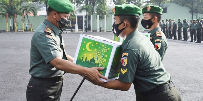 Danrem 084/Bhaskara Jaya Brigjen TNI Widjanarko, S.Sos, saat menyerahan bingkisan kepada seorang prajurit secara simbolis.