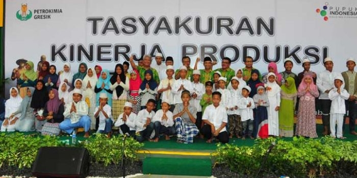  Jajaran direksi PT. PG dan anak yatim piatu foto bareng saat acara tasyakuran. foto: SYUHUD/ BANGSAONLINE