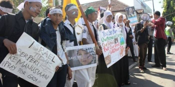 ?

Pelajar SMP dzan SMA Muhammadiyah di Tuban, saat demo. Foto:suwandi/bangsaonline