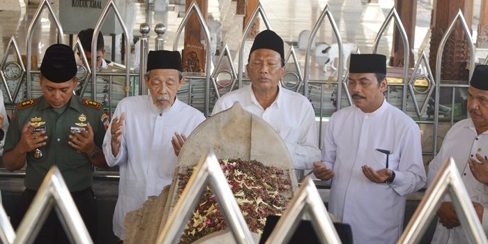 Bupati Sambari didampingi Wabup Qosim dan pejabat Forkopimda berdoa di makam Syekh Maulana Malik Ibrahim. Foto: SYUHUD A/BANGSAONLINE