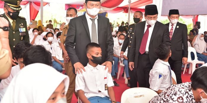 Bupati Lamongan, Yuhronur Efendi, didampingi wakilnya, Abdul Rouf, saat meninjau serbuan vaksinasi dalam rangka peringatan HUT TNI Ke-76