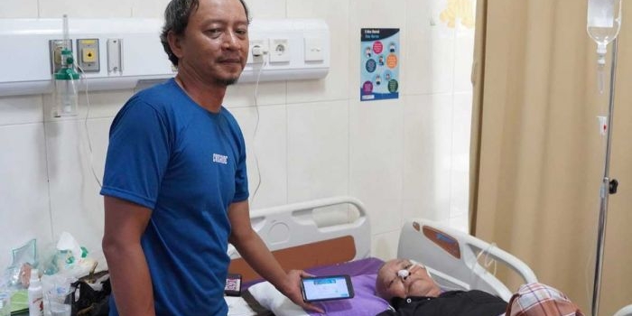 Heri Santoso ketika mendampingi ayahnya di rumah sakit. Foto: Ist

