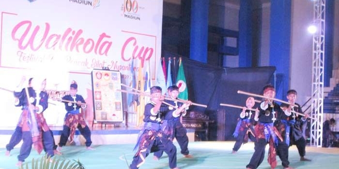 Atraksi seni dari salah satu organisasi pencak silat dalam pembukaan festifal seni pencak silat.