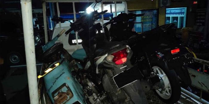 Kendaraan yang terlibat kecelakaan di Jalan Merdeka, Kota Blitar.