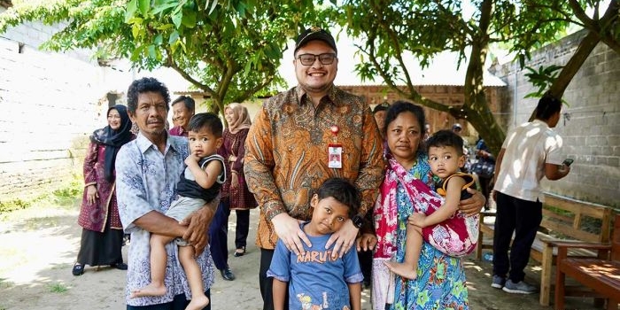 Bupati Kediri dan Sholikah bersama ketiga cucunya. Foto: Ist