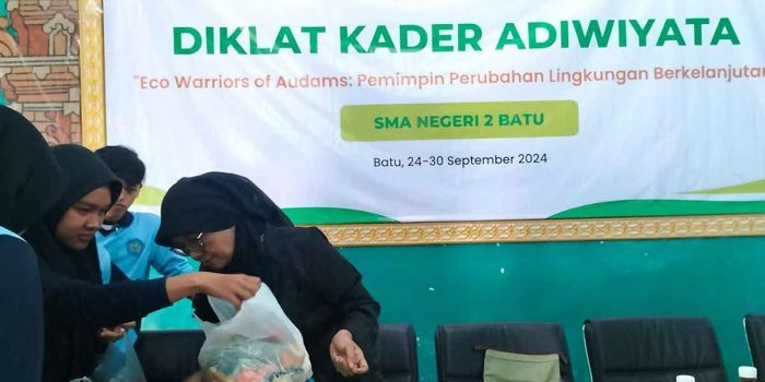 Ketua Relawan Eco Enzym Kota Batu, Gung Endah Tuti Rahayu, saat membantu penimbangan bahan baku eco enzyme.