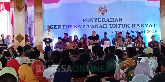 Jokowi memberikan sambutan saat pembagian Sertipikat Tanah untuk Rakyat di Pendopo Sasana Hadi Praja, Kanigoro, Kabupaten Blitar. foto: AKINA/ BANGSAONLINE