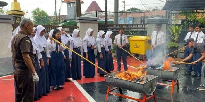 ajak-pelajar-saksikan-pemusnahan-bb-sabu-kejari-tuban-tekankan-bahaya-narkoba