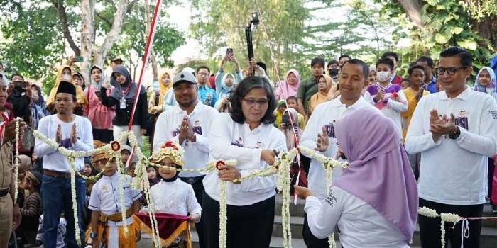 Pj Wali Kota Kediri, Zanariah, saat melaunching kantin kejujuran 