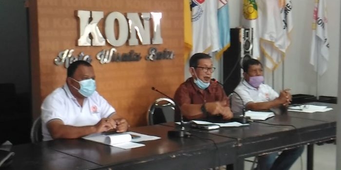 Ketua KONI Kota Batu Drs. Mahfud (tengah) saat memberikan keterangan pers, Senin (28/12).