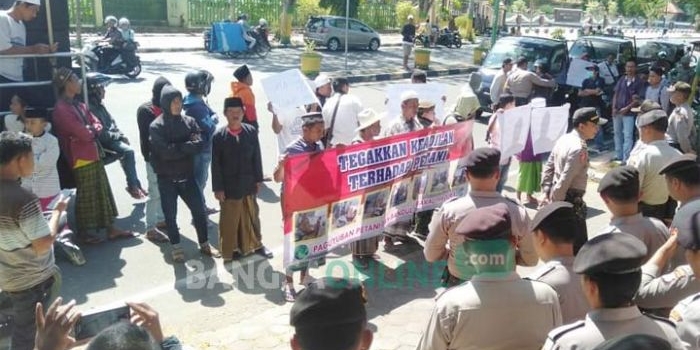 Paguyuban petani dan bandul tembakau saat melakukan aksi damai di kantor Bupati Pamekasan. 