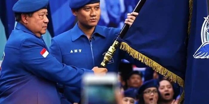 Agus Harimurti Yudhoyono (AHY) menerima pataka Partai Demokrat dari Ketua Majelis Tinggi, Susilo Bambang Yudhoyono (SBY) usai terpilih menjadi Ketua Umum pada Kongres V Partai Demokrat di Jakarta. foto: istimewa