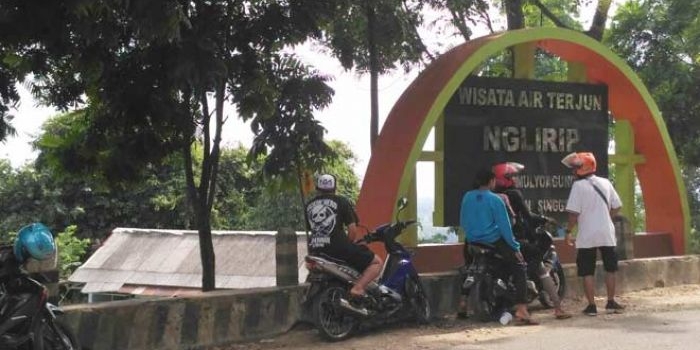 Pintu masuk wisata Air Terjun Nglirip. foto: AHMAD/ BANGSAONLINE