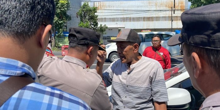 Pihak Polres Malang saat sedang mengamankan situasi di Satpas SIM Singosari, Malang (foto:ist)